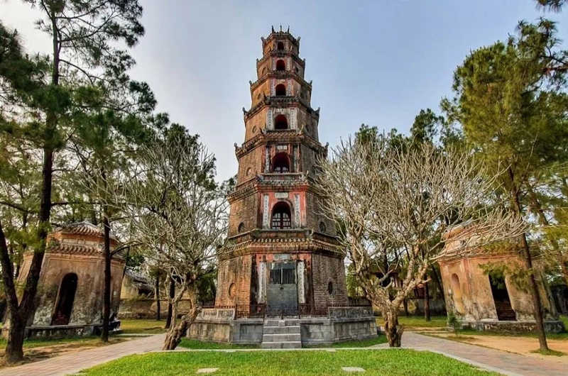 Jardines y torre de la pagoda Thien Mu en Hue