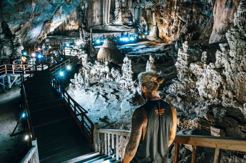 Interior de Paradise Cave en el parque Phong Nha-Ke Bang