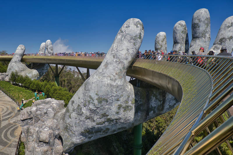 Puente de las Manos sostenido por grandes manos de piedra en Ba Na Hills cerca de Hoi An Vietnam