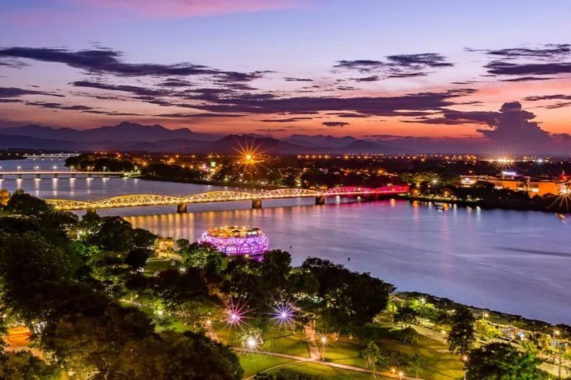Vista nocturna del río Perfume con puentes iluminados en Hue en el centro de Vietnam