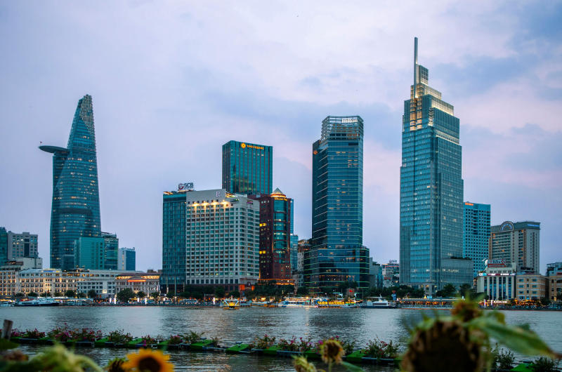 Vista del río Saigón con la torre Bitexco y rascacielos del centro de Ho Chi Minh en Vietnam
