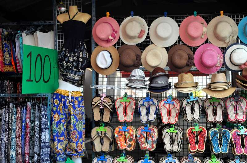 Tienda de ropa y complementos en un mercado callejero de Tailandia