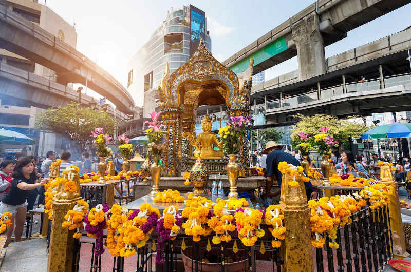 Santuario de Erawan en el centro de Bangkok junto a la zona comercial de Ratchaprasong