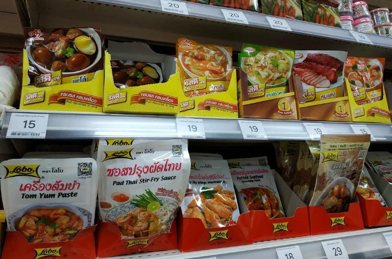 Sobres preparados de tom yam, curry tailandés y pad thai en supermercado de Tailandia