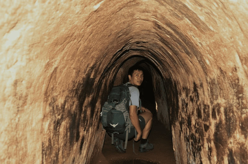 Turista recorriendo el interior de los túneles de Cu Chi cerca de Ho Chi Minh en Vietnam