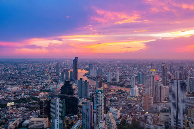 Vistas del skyline de Bangkok desde el Mahanakhon SkyWalk al atardecer