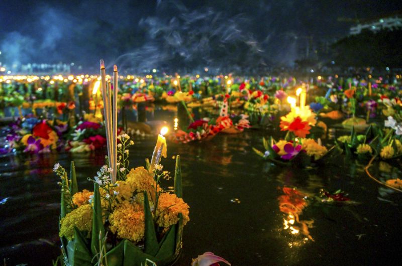 Krathongs iluminados flotando en el río durante Loy Krathong en Chiang Mai
