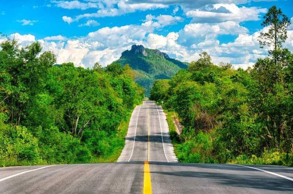 Carretera entre Chiang Mai y Chiang Rai en el norte de Tailandia