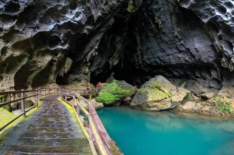 entrada a Dark Cave en Phong Nha Ke Bang junto al río