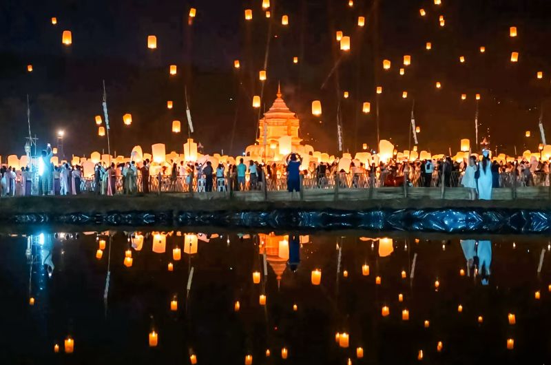 Evento masivo de lanzamiento de linternas durante Yi Peng en Chiang Mai