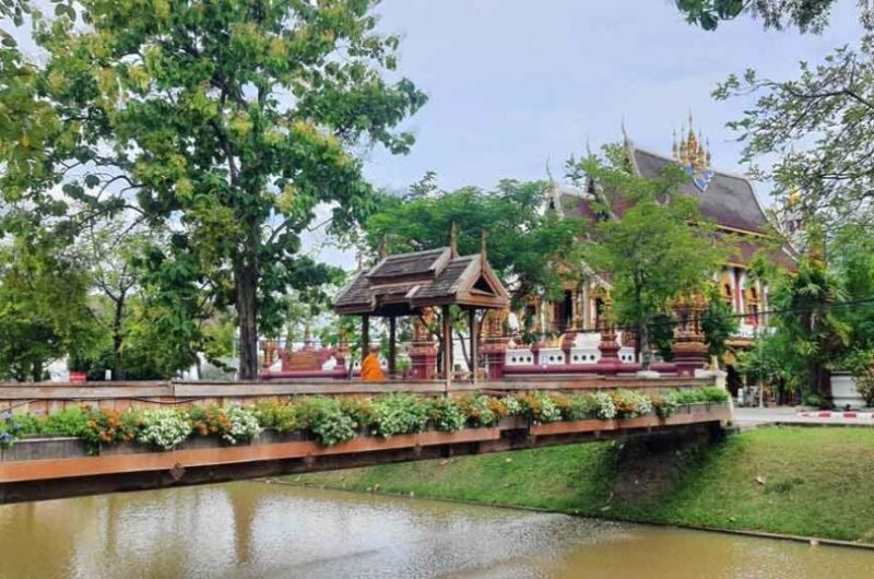 Foso y templo del centro histórico de Chiang Mai