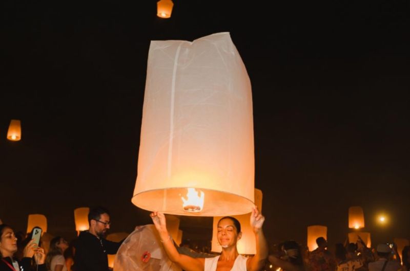 Linterna khom loi siendo lanzada durante Yi Peng en Chiang Mai