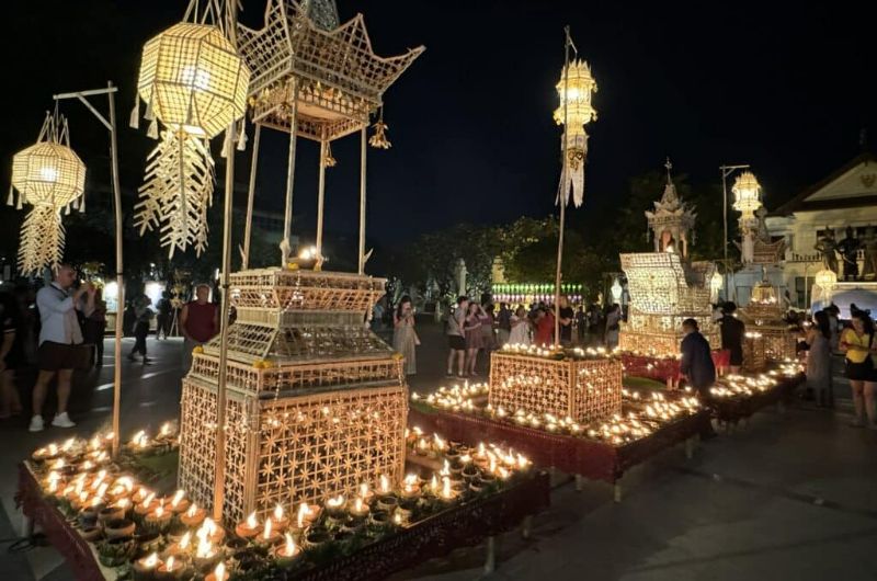 Monumento a los Tres Reyes decorado con velas durante Yi Peng en Chiang Mai