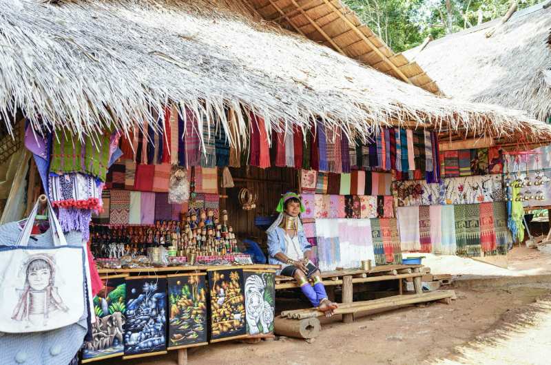 Mujeres jirafa de la etnia padaung en un poblado turístico de Chiang Rai