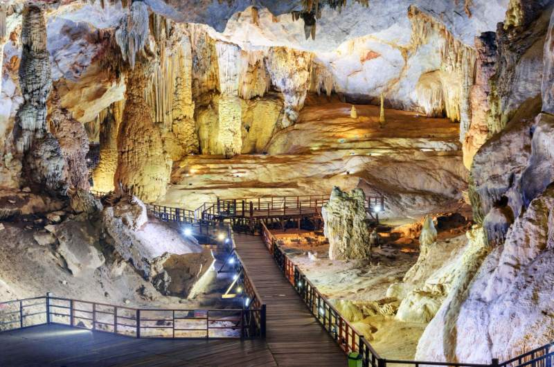 interior de Paradise Cave en Phong Nha Ke Bang con pasarela y formaciones rocosas iluminadas