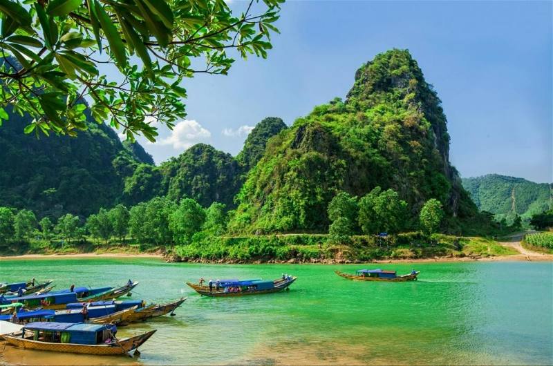 paisaje de Phong Nha Ke Bang con el río Son y montañas