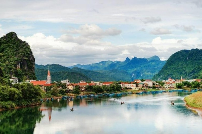 pueblo de Phong Nha junto al río Son cerca del parque nacional de Phong Nha Ke Bang