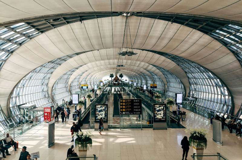 Terminal de pasajeros del aeropuerto internacional ed Suwarnabhumi en Bangkok