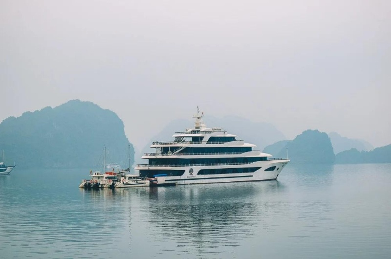 Crucero navegando entre la niebla en la bahía de Halong durante el mes de enero