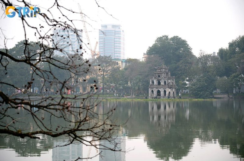 Lago Hoan Kiem de Hanoi con ligera bruma en un día de febrero