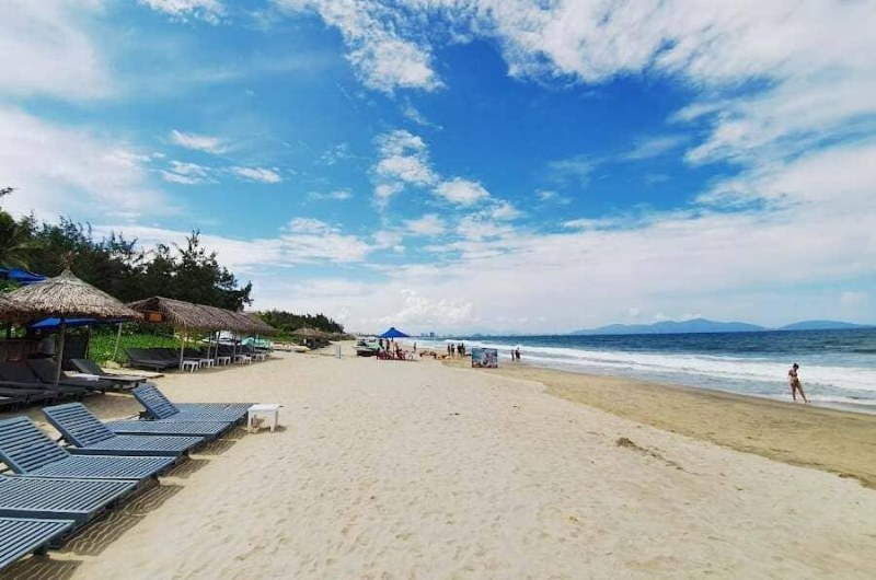 Playa de An Bang en Hoi An con arena blanca y cielo despejado