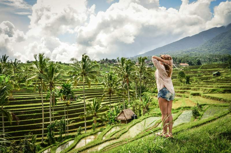 Turista observando los arrozales de Tegalalang en Bali en noviembre
