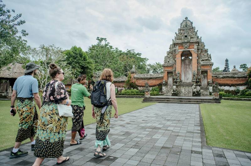 Grupo de turistas visitando un templo en Bali