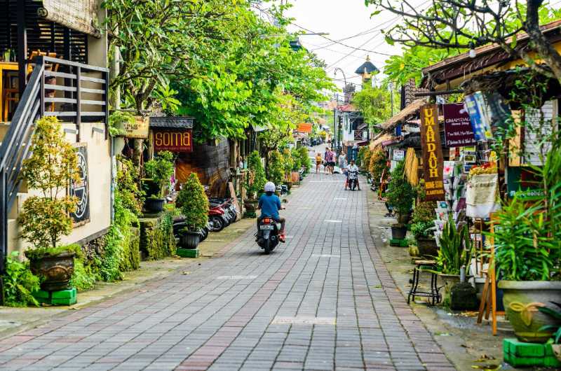 Motorista recorriendo una calle del centro de Ubud