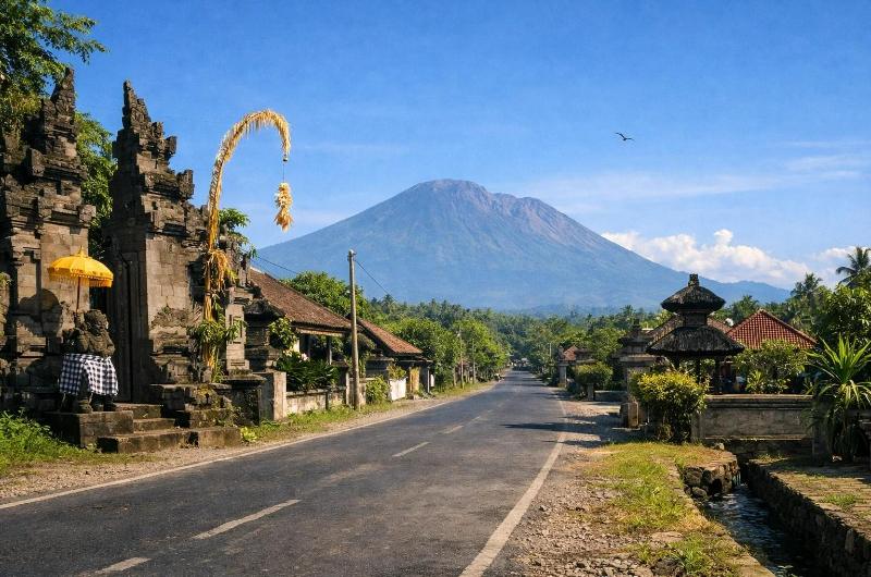 Carretera del centro de Bali junto a un templo con el volcán Batur al fondo