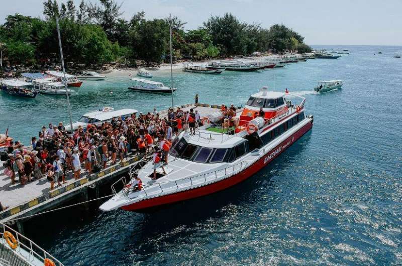 Turistas esperando para embarcar en un fast boat en Gili Trawangan durante julio