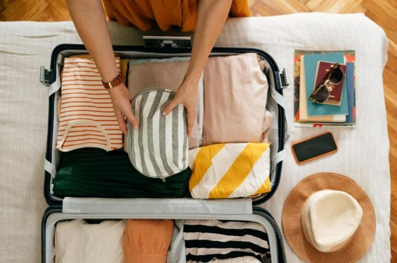 Maleta con ropa de verano preparada para viajar a Bali
