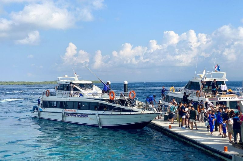 Lancha rápida entre Bali y Nusa Penida durante el mes de junio