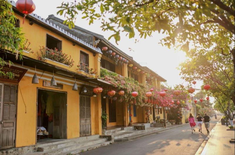 Calle del casco histórico de Hoi An con pocos turistas durante el mes de junio en Vietnam.