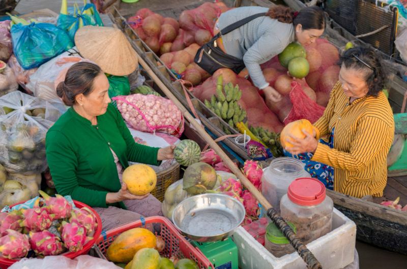 Vendedoras de fruta en un mercado flotante del delta del Mekong