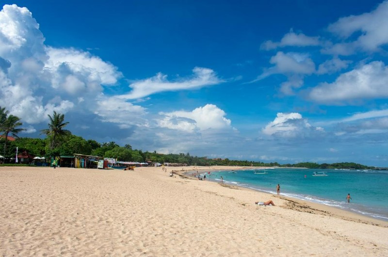 Playa de Nusa Dua con nubes y claros