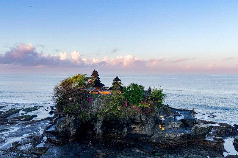 Templo de Tanah Lot al amanecer.
