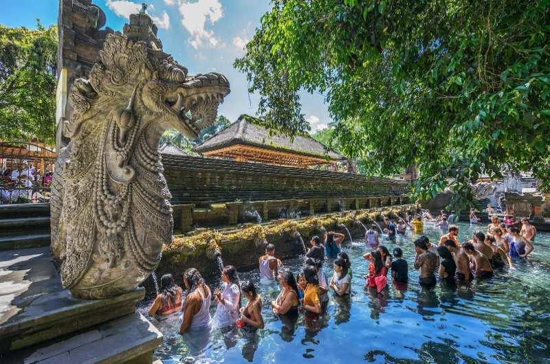 Visitantes en el templo Tirta Empul durante el mes de agosto en Bali