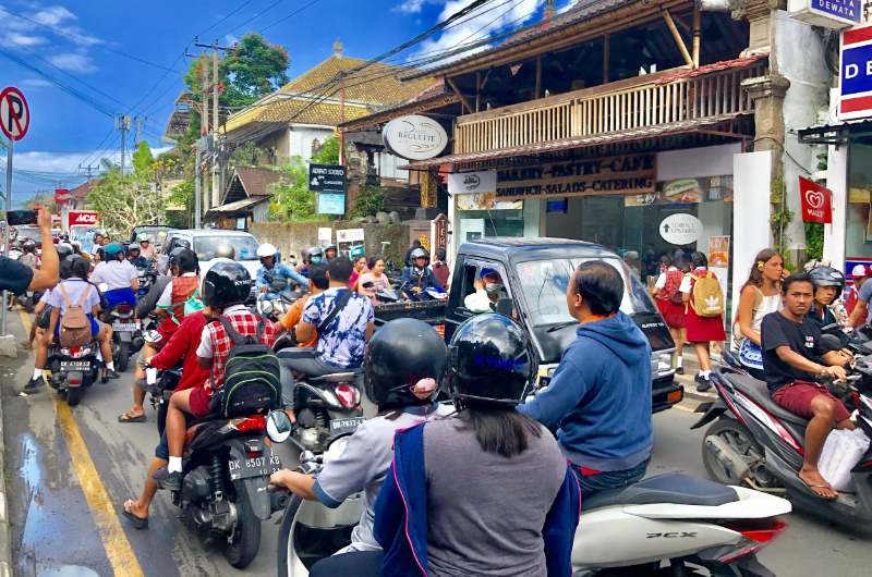 Tráfico en una calle del centro de Ubud