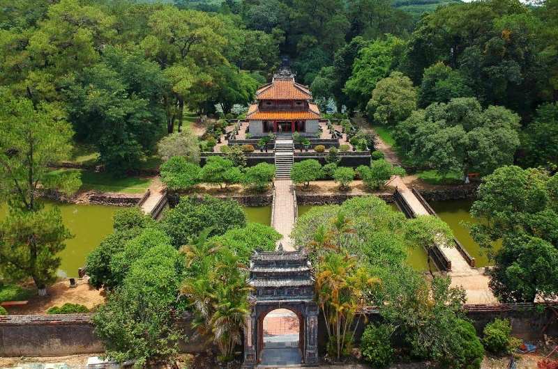 Tumba Imperial de Minh Mang en Hue durante un día soleado.