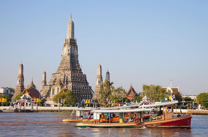 Barco por el Chao Phraya frente a Wat Arun