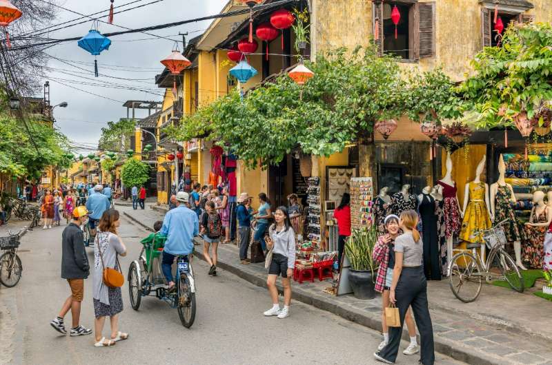 Turistas paseando por las calles del centro histórico de Hoi An