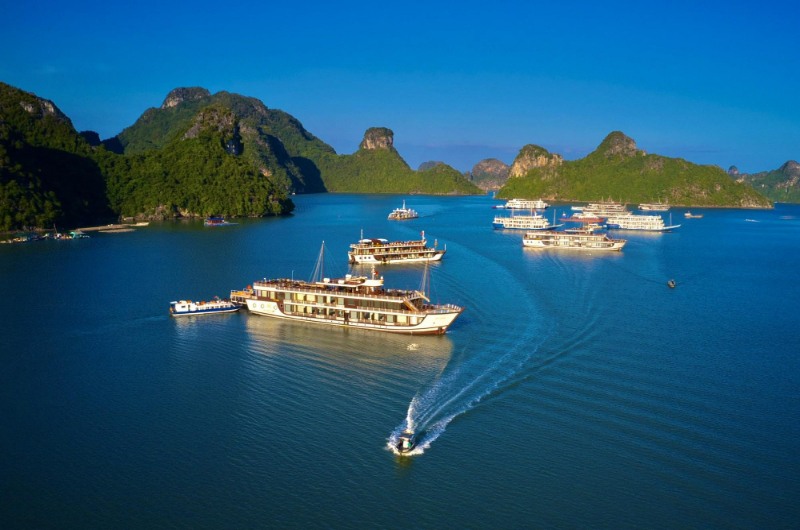 Cruceros navegando entre las islas de la Bahía de Halong