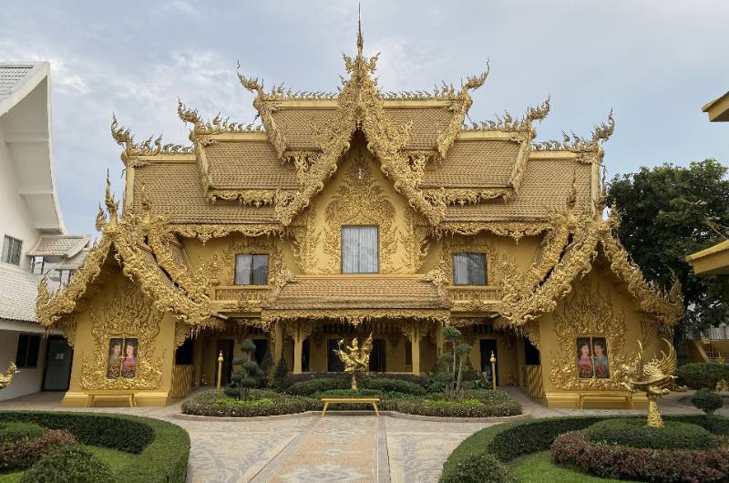 Edificio dorado de los baños de Wat Rong Khun en Chiang Rai