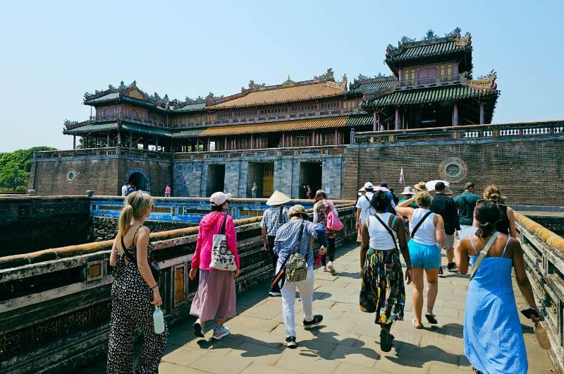 Turistas entrando a la Ciudad Imperial de Hué